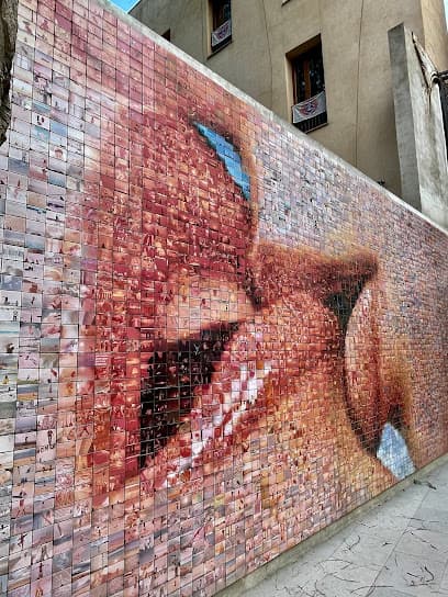 El món neix en cada besada