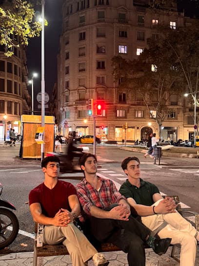 Arda Turan’ın oturup fotoğraf çektirdiğin bank